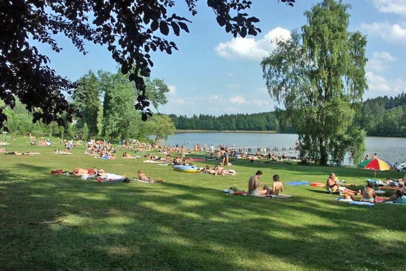 Zwembad bij Vyžlovka, mooi zwemmeer ten oosten van Praag